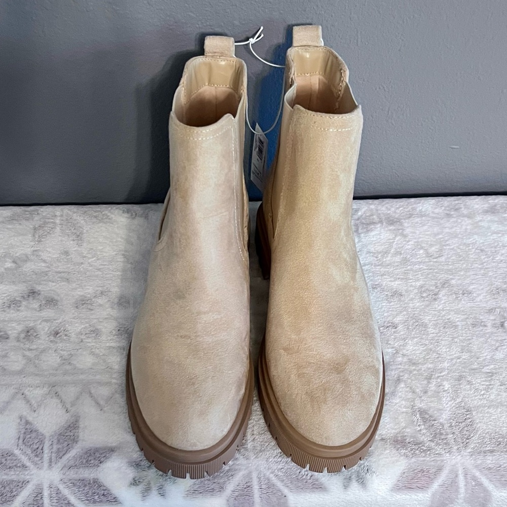 Old Navy Taupe Faux Suede‎ Chelsea Boot Chunky Heel Women’s Size 8.5, NWT - Picture 7 of 12